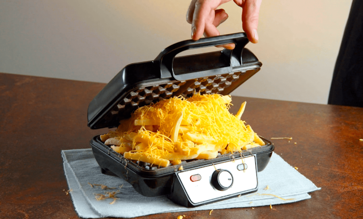 Pommes in einem Waffeleisen