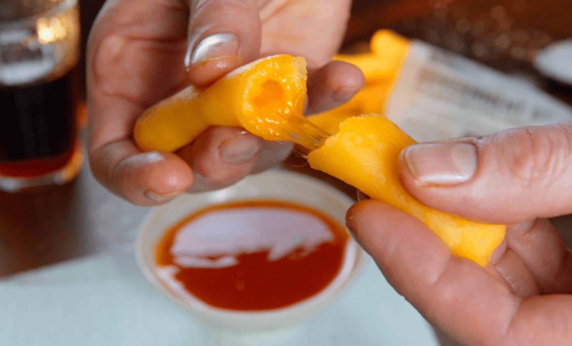 Mit Cheddar gefüllte Pommes
