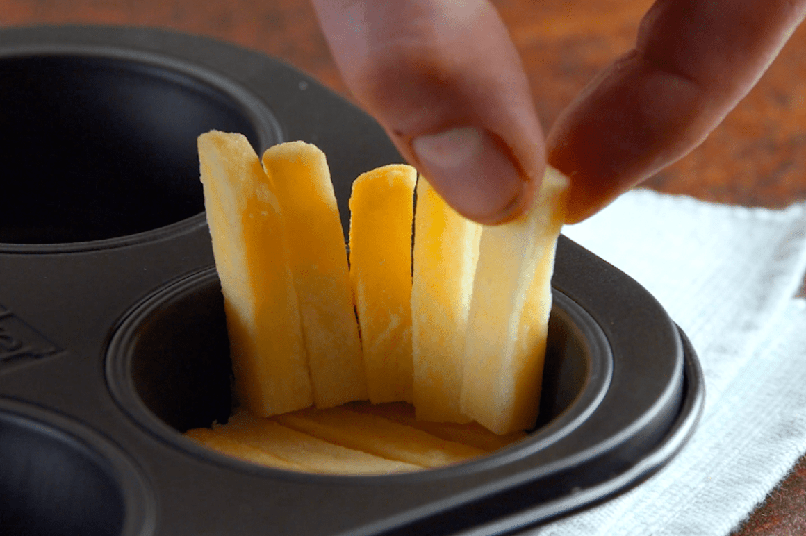 Muffinform wird mit Pommes ausgelegt
