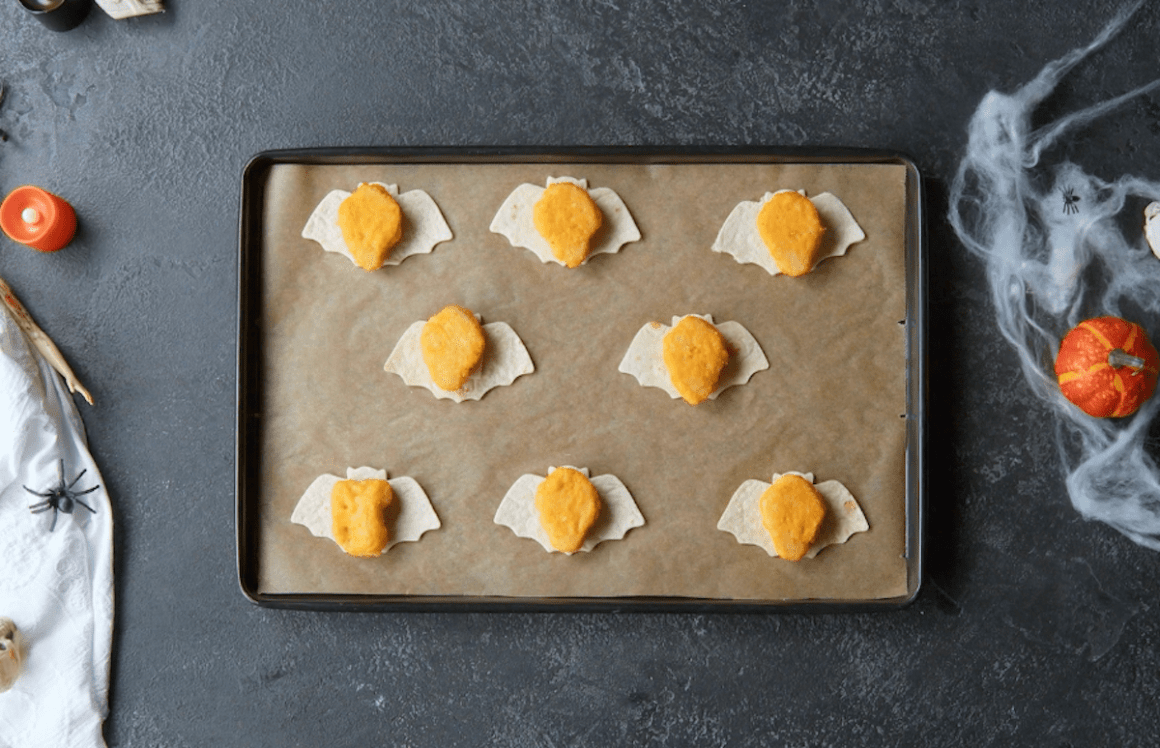 fledermaus tortillas werden mit käse und nuggets belegt