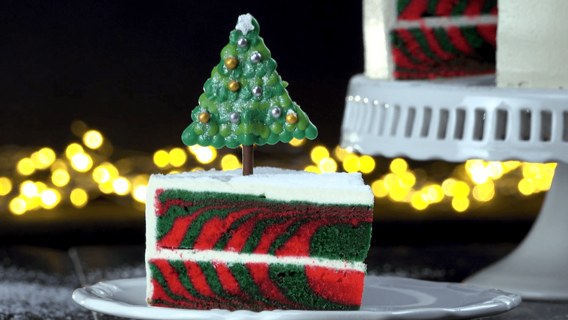 Zebrakuchen mit kleinen Weihnachtsbäumen