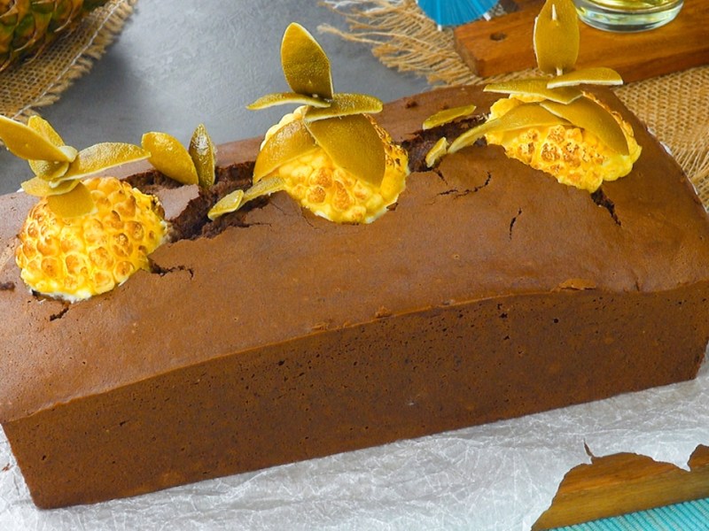 Espectacular pastel de chocolate con crema de piña y merengue