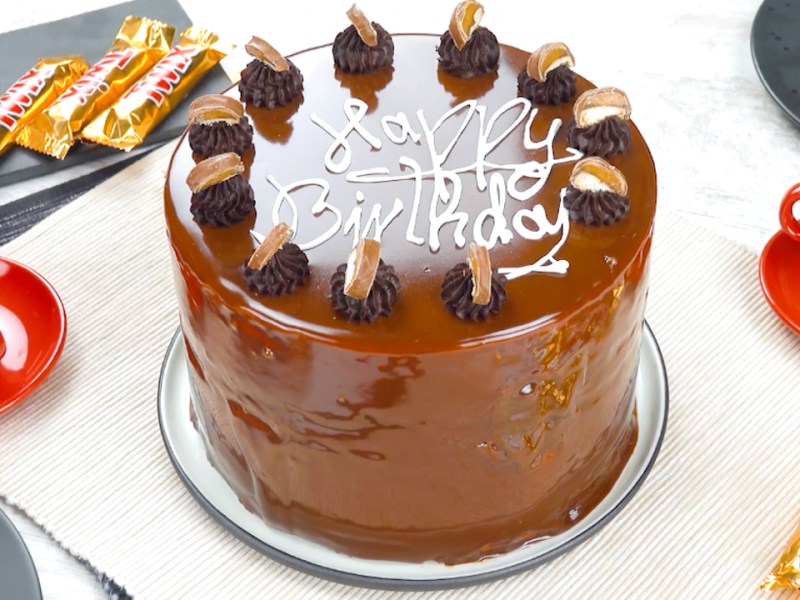 ¡El pastel de chocolate se une a la tarta helada! Con salsa de caramelo y Twix