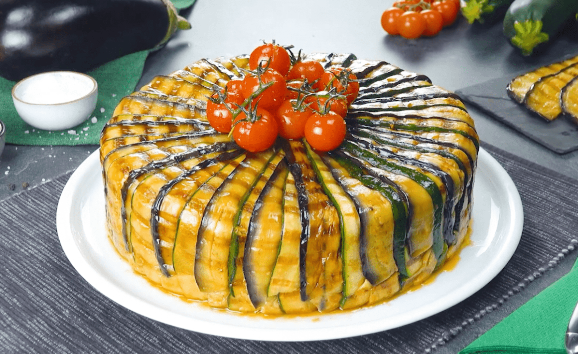 Auberginen Zucchini Kuchen, gefüllt mit Bolognese und Feta