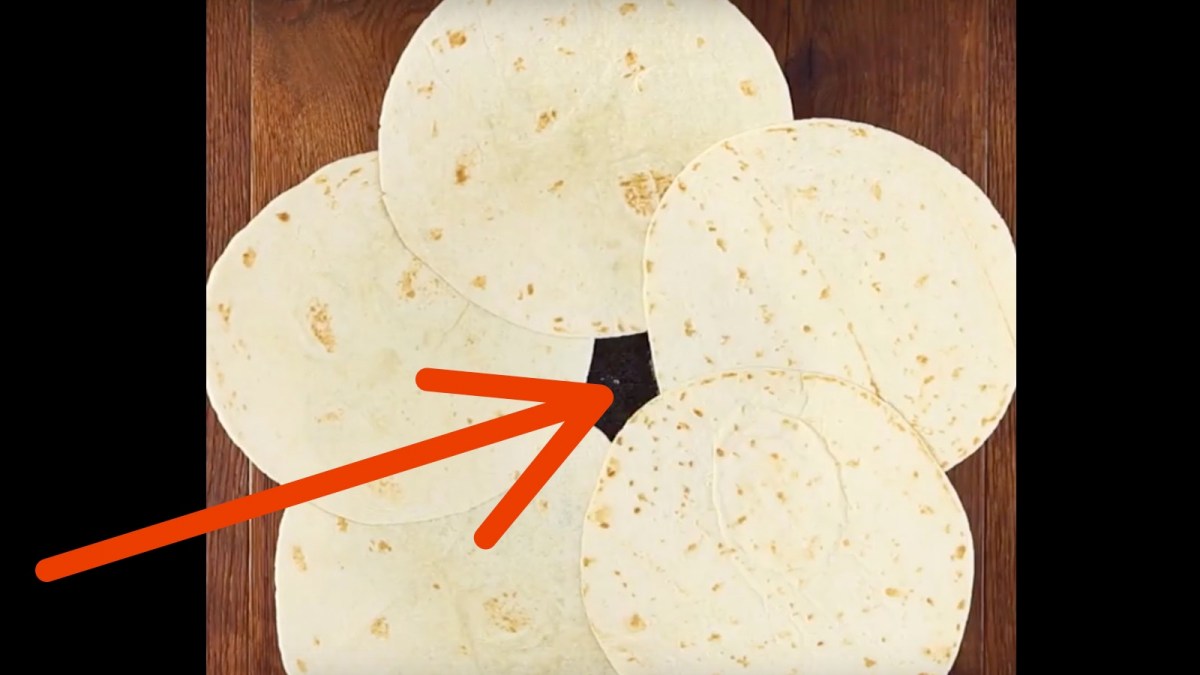 Él pone 5 tortillas en círculo