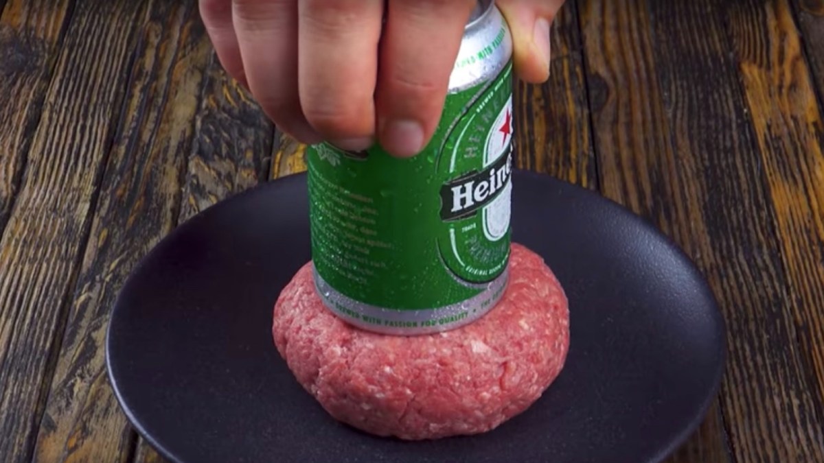 Presiona la carne con una lata de cerveza ¡y disfruta la explosión de sabor!