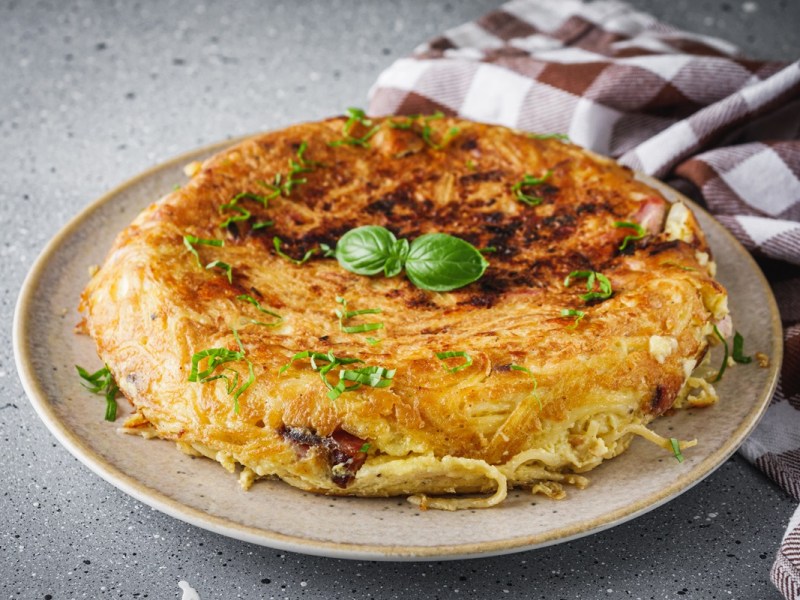 Plato con una frittata de pasta