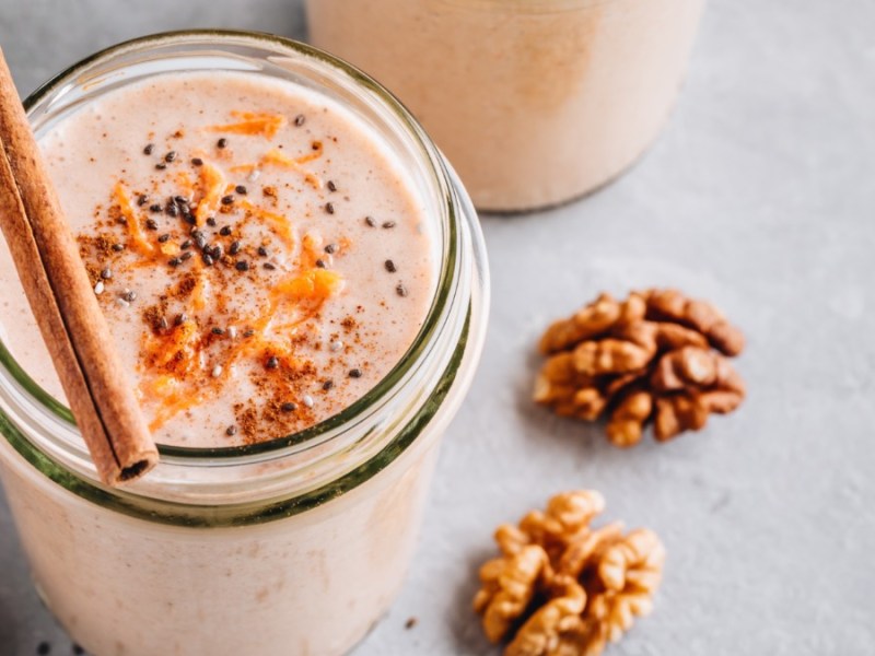 Un vaso de smoothie de pastel de zanahoria visto desde arriba.