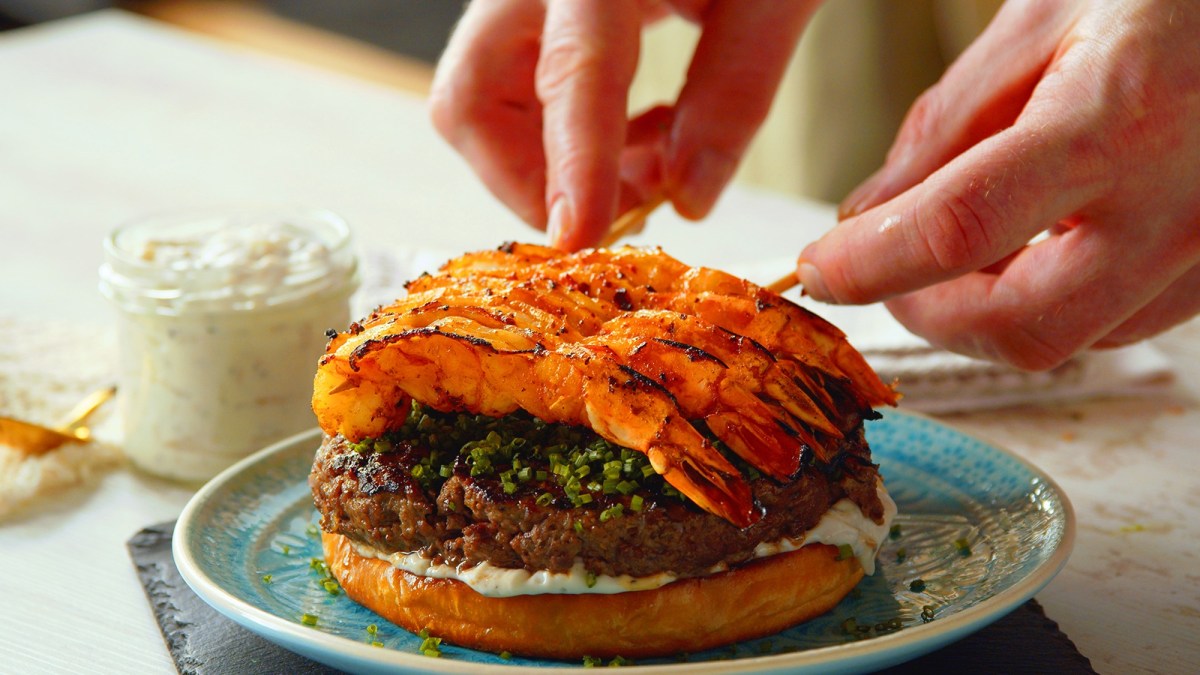 Hamburguesa Surf and Turf durante el montaje