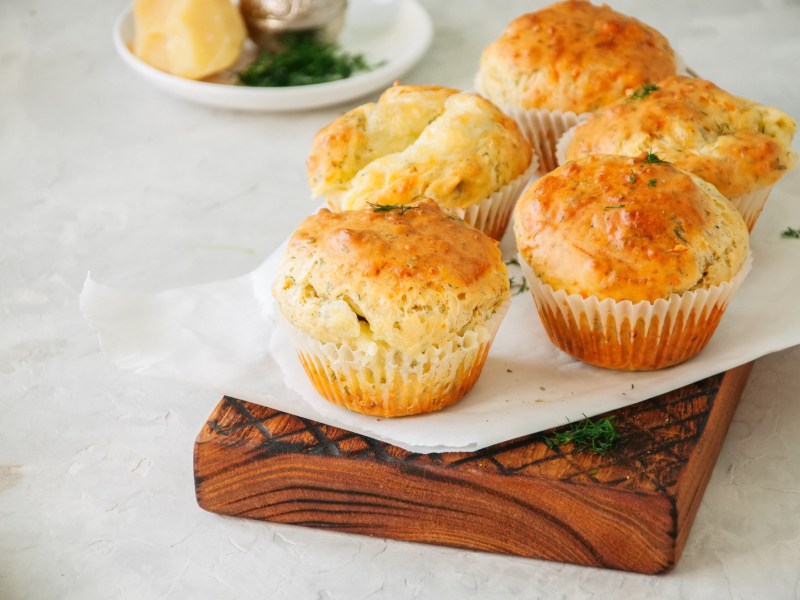 Muffins de requesón con calabacín sobre un papel blanco.