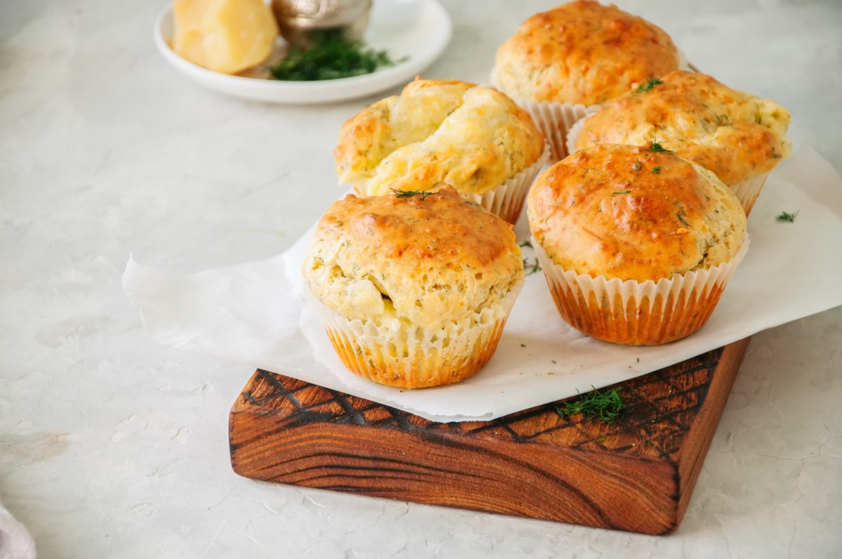 Muffins de requesón con calabacín sobre un papel blanco.