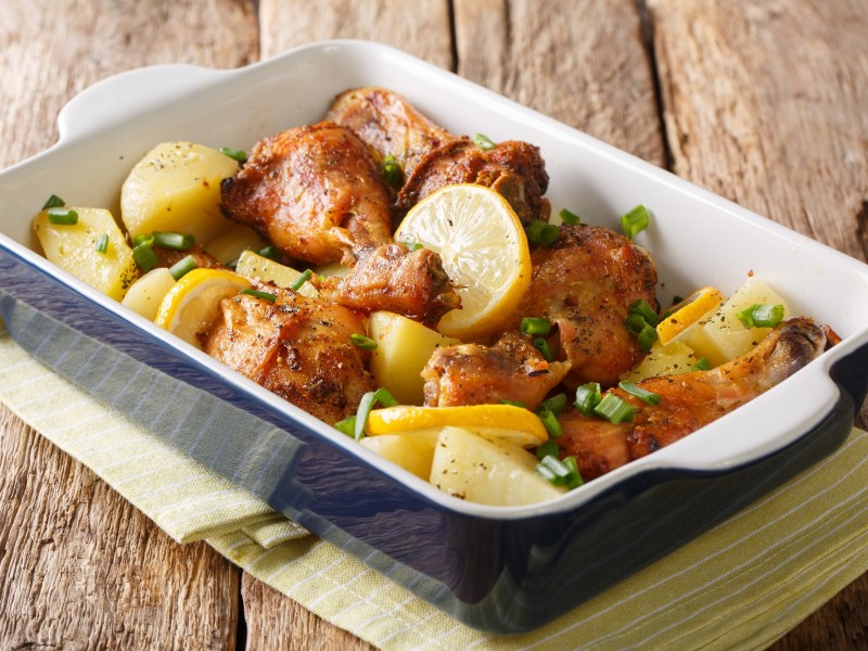 Pollo al limón griego en una fuente para horno.