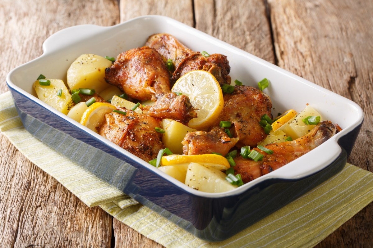Pollo al limón griego en una fuente para horno.