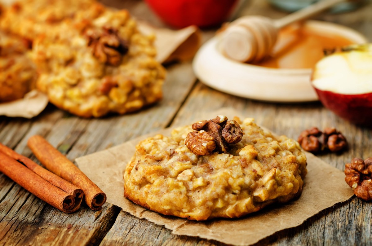 Una galleta de avena y manzana sobre una mesa otoñal.