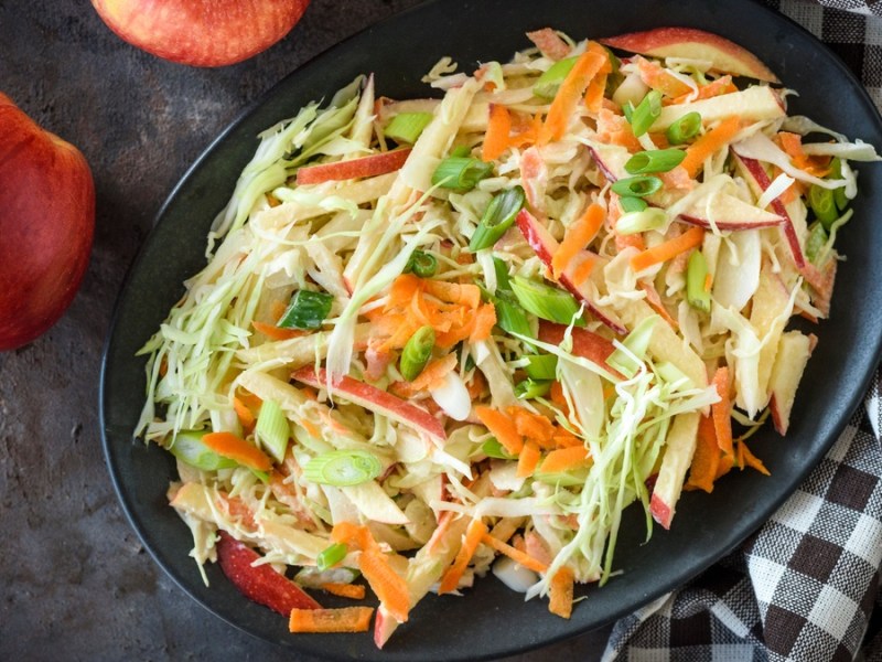 Ensalada de manzana y apio en un tazón negro
