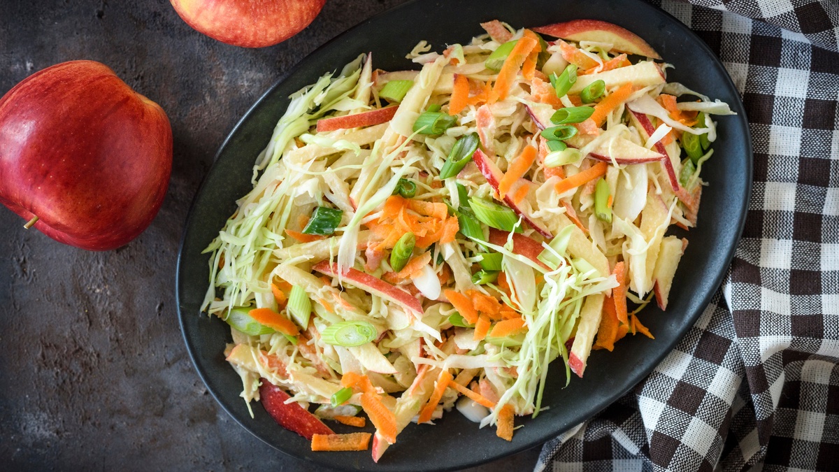 Ensalada de manzana y apio en un tazón negro