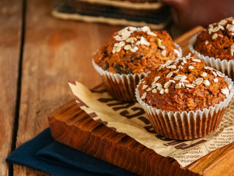 Muffins morning glory en una tabla de madera.