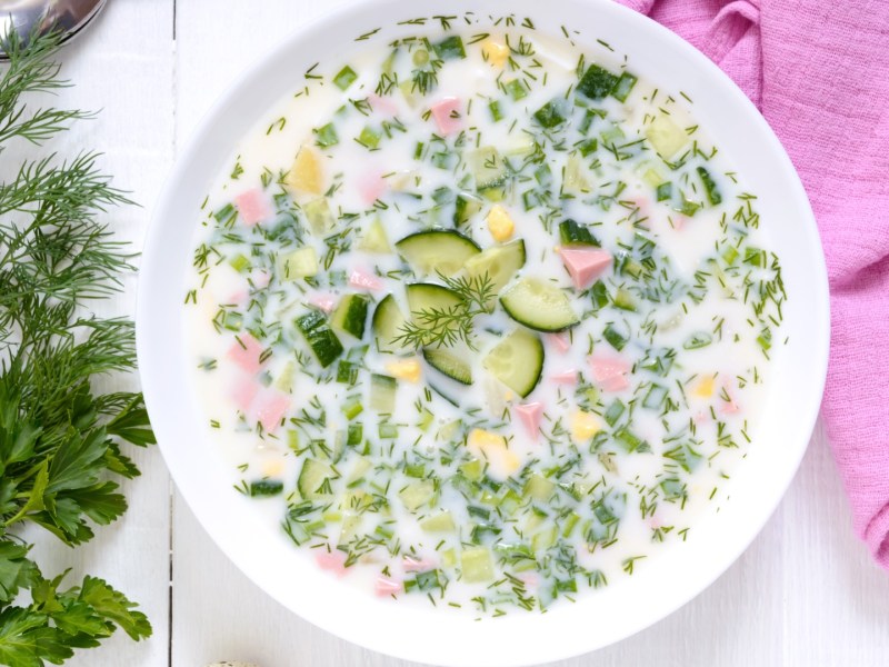 Un tazón de okroshka, sopa fría de pepino, visto desde arriba.