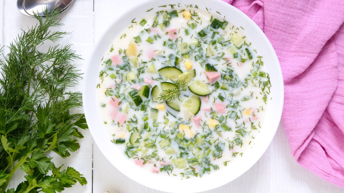 Un tazón de okroshka, sopa fría de pepino, visto desde arriba.