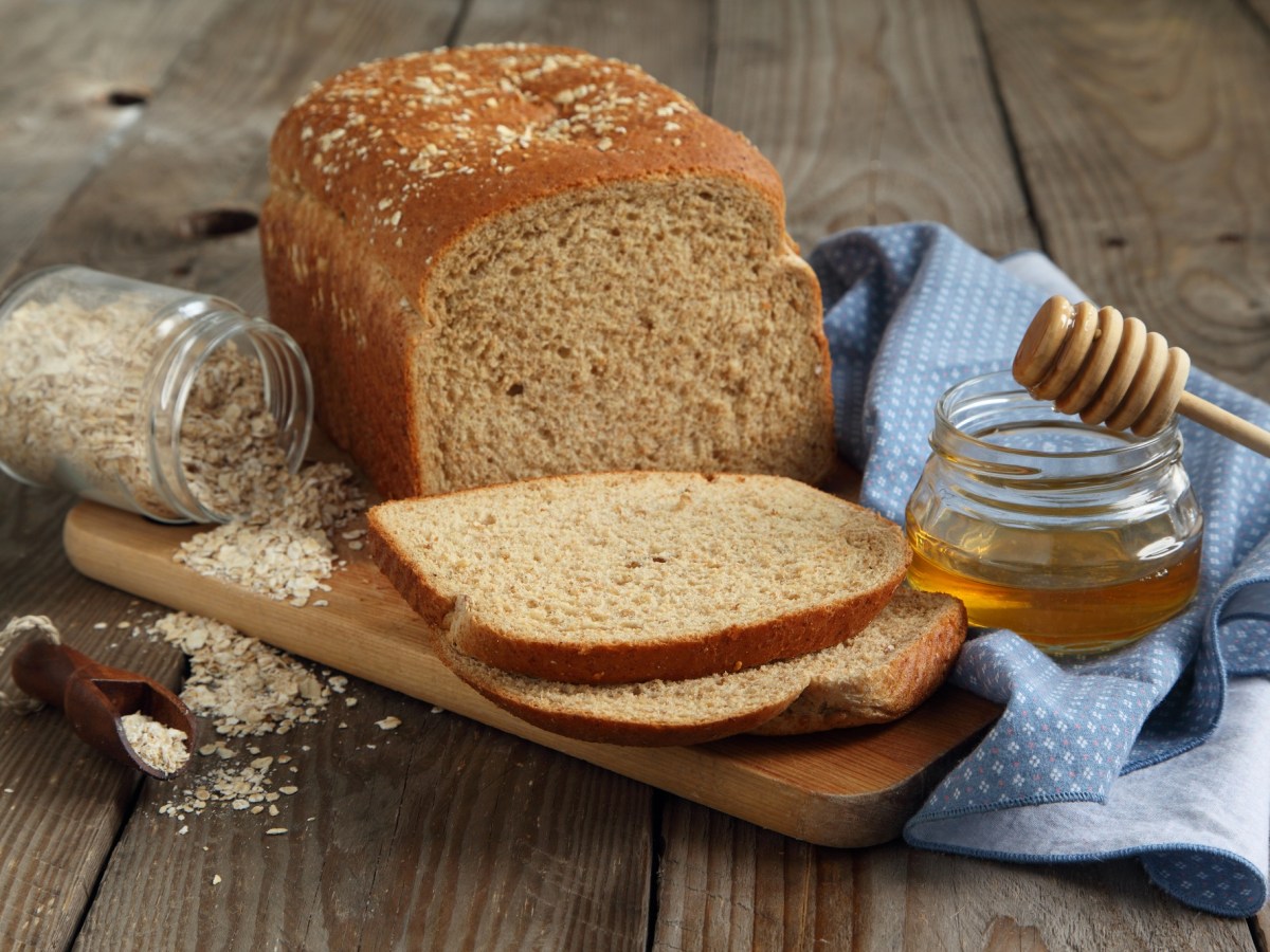 Hornea tu propio pan de miel con avena para el desayuno
