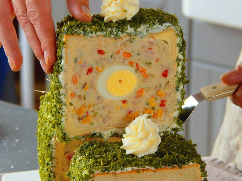 Se saca una rebanada del pan tostado relleno.