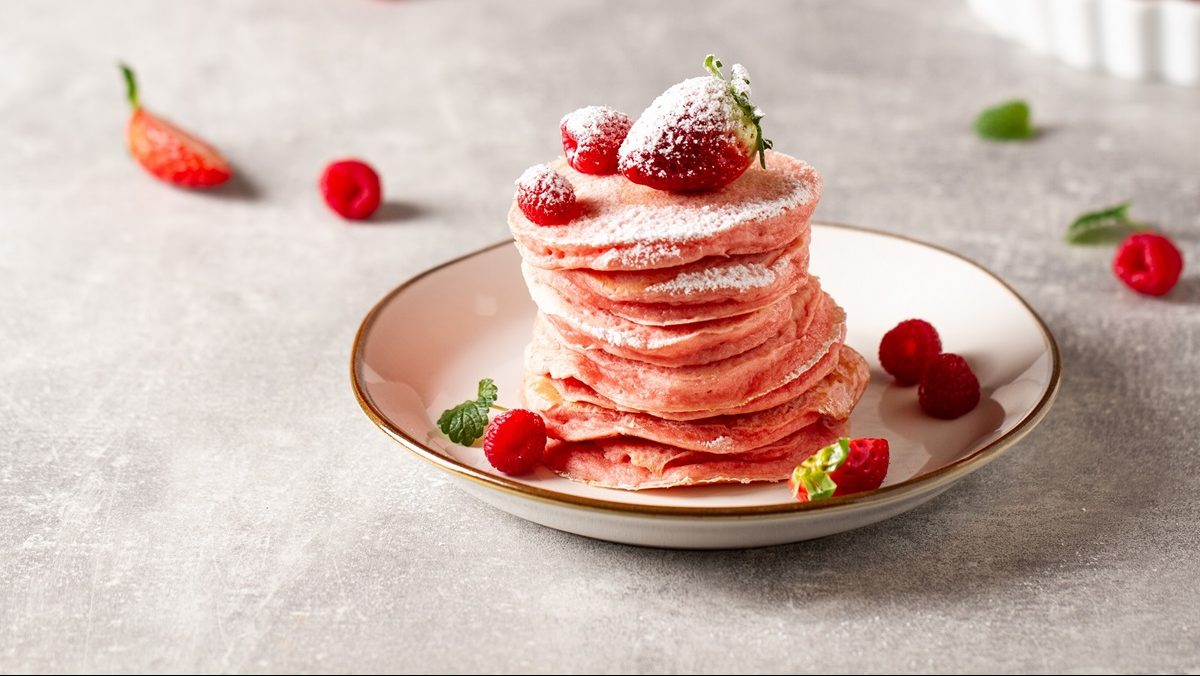 Plato con una pila de panqueques rosas