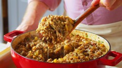 Una sartén de arroz sucio estilo cajún, de la que se saca una porción con una cuchara.