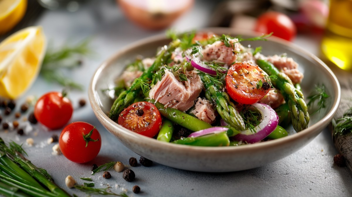 Tazón con ensalada de espárragos y atún