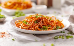 Un plato de Swoodles con sésamo y cebolleta.
