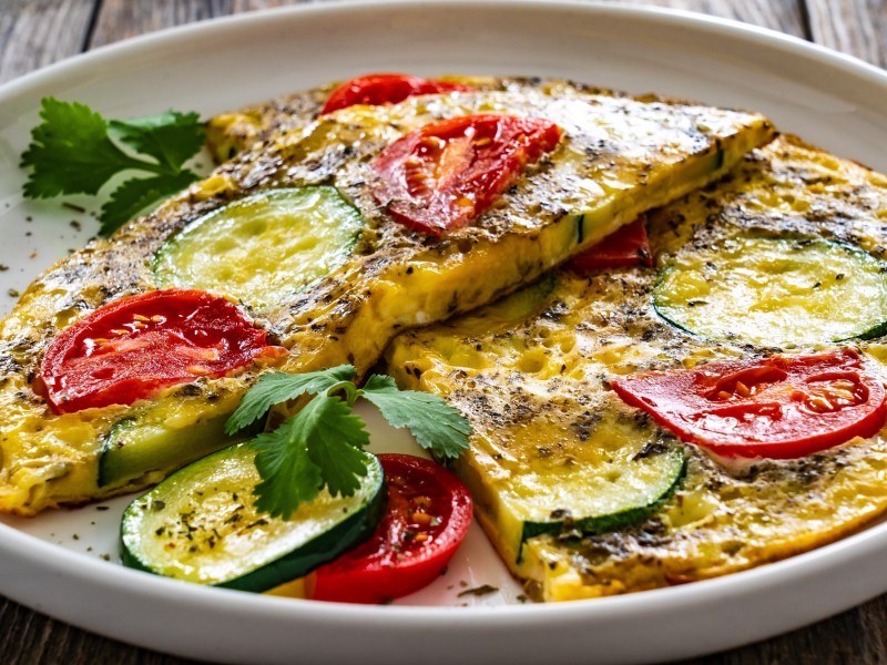 Plato con omelette de calabacín y tomate