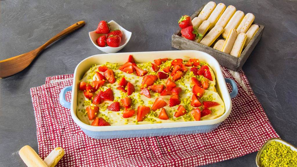 Tiramisú de pistacho y fresa: un clásico con un toque veraniego