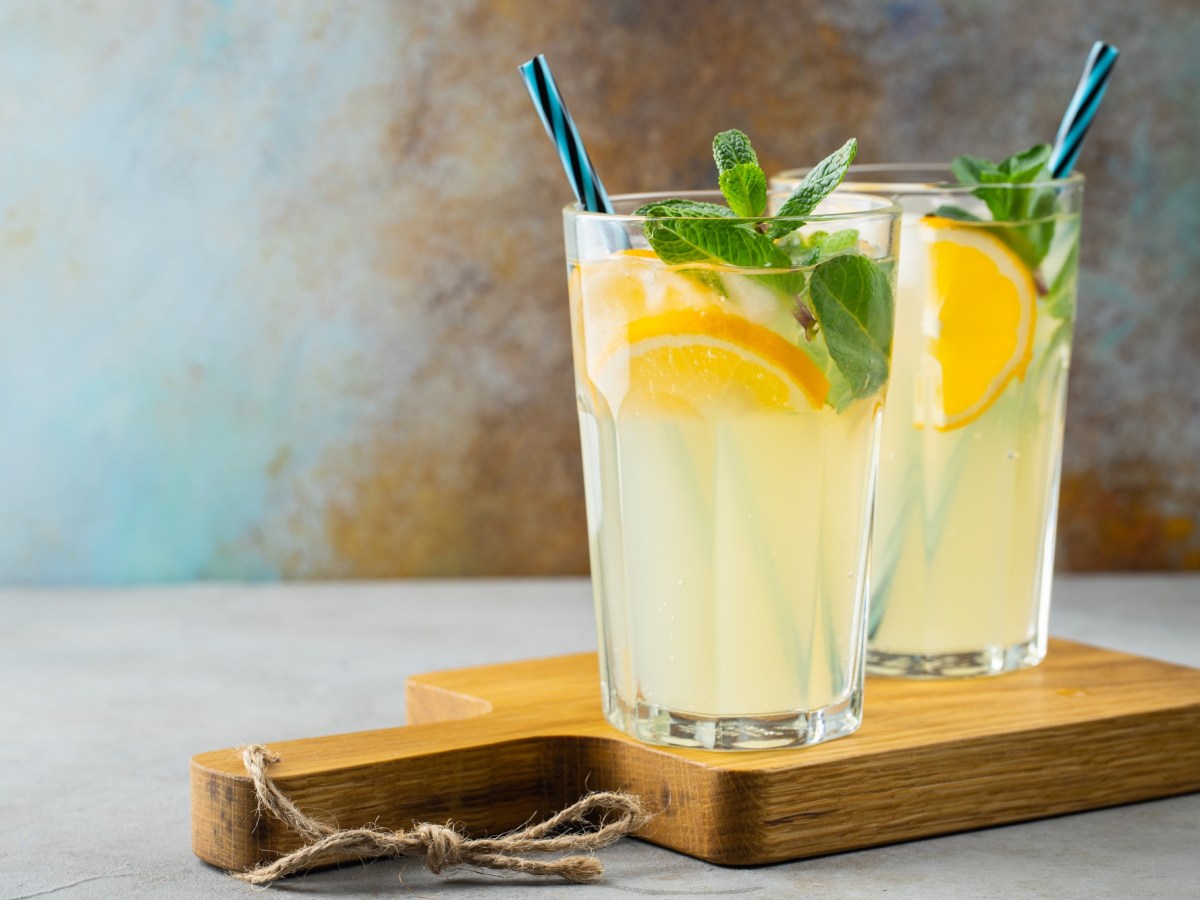 ¡Tan refrescante sabe la limonada de limón casera en días calurosos!