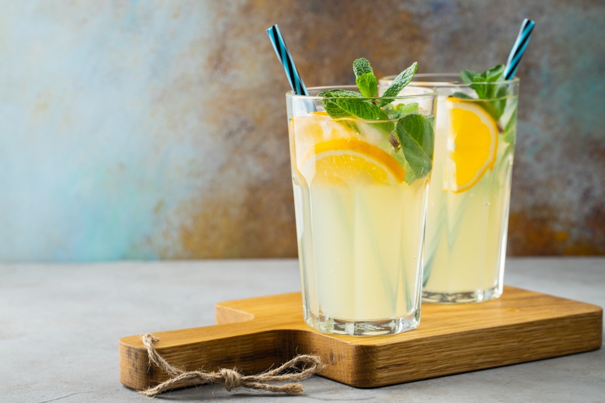 Dos vasos de limonada de limón